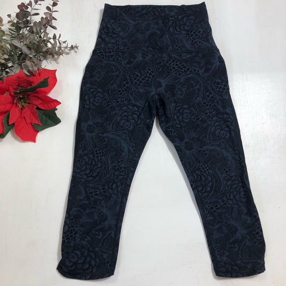 Lululemon CAPRI SIZE 4 LIKE NEW - Picture 6 of 9